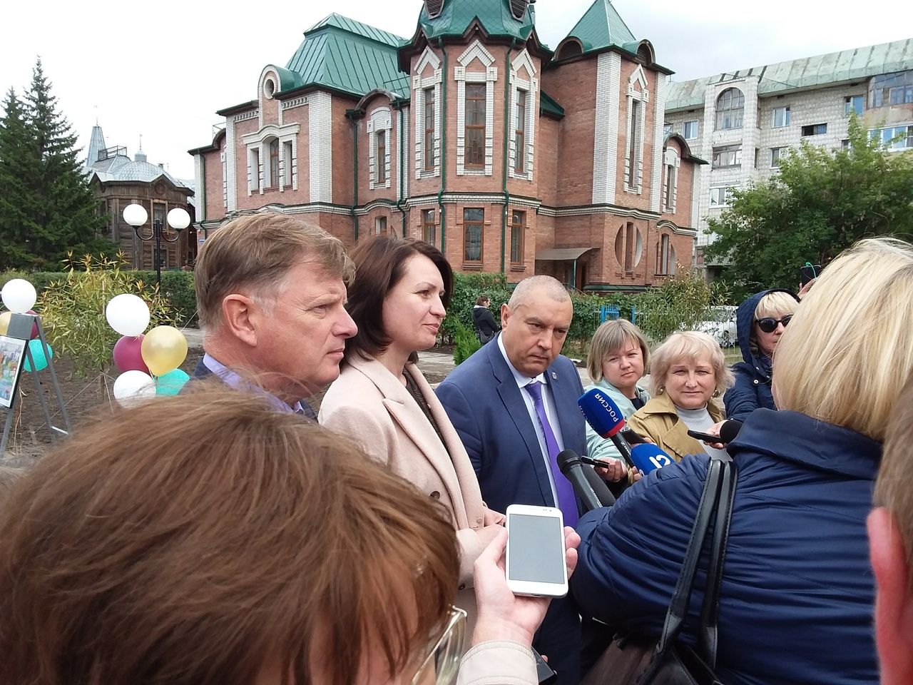 Омским депутатам устроили экскурсию по возрожденному бульвару Мартынова Омским депутатам устроили экскурсию по возрожденному бульвару Мартынова