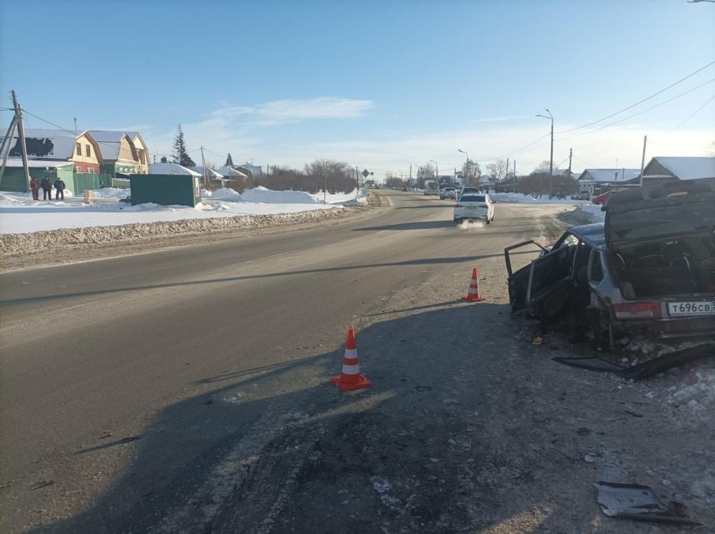 В Омске нетрезвый водитель влетел в ВАЗ с детьми