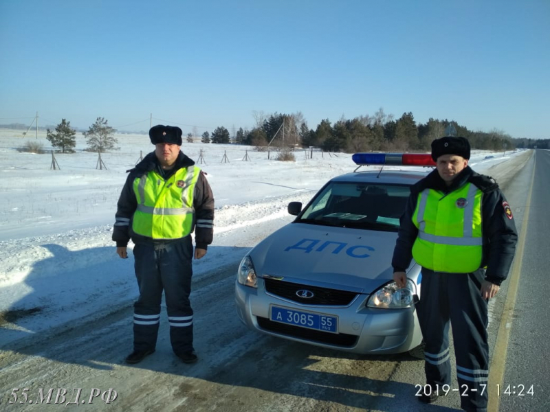 Омские госавтоинспекторы спасли из ледяного плена супружескую пару Омские госавтоинспекторы спасли из ледяного плена супружескую пару