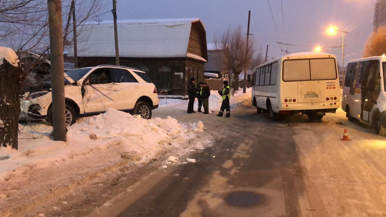 В Омске автобус с пассажирами выехал на встречку и врезался в «Мерседес» В Омске автобус с пассажирами выехал на встречку и врезался в «Мерседес»