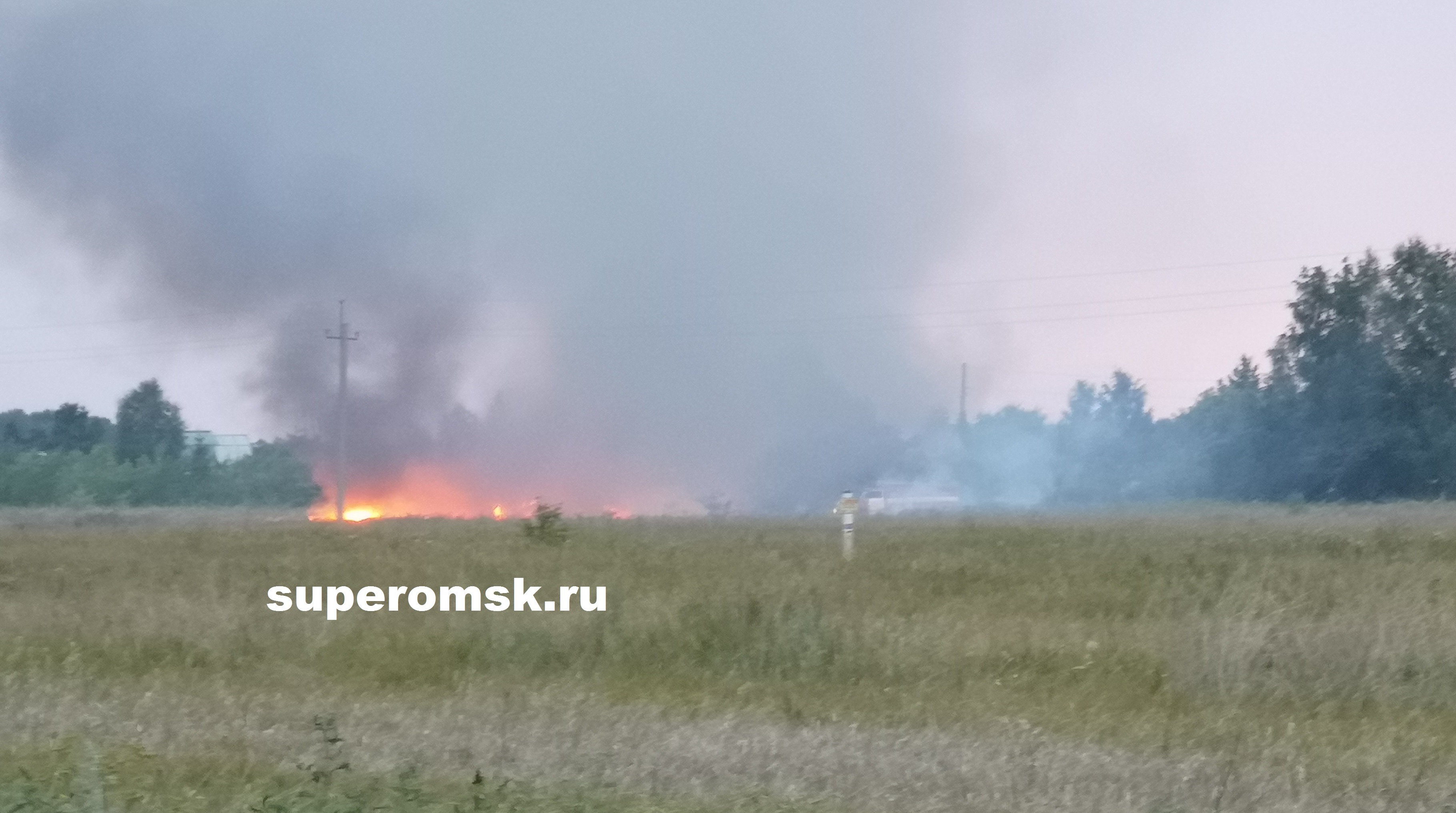 Взрывы, черный дым: под Омском разгорелся крупный пожар, снятый на видео Взрывы, черный дым: под Омском разгорелся крупный пожар, снятый на видео