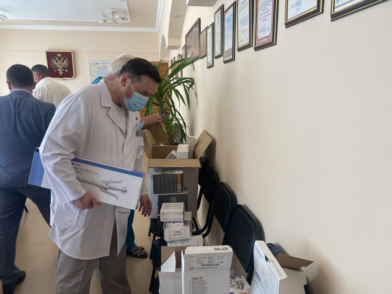 Депутат Бонковский вручил партию расходного материала областной детской больнице Депутат Бонковский вручил партию расходного материала областной детской больнице