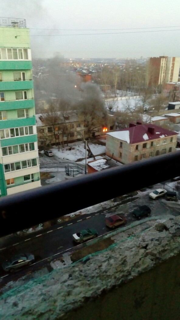 В Омске во время пожара в доме жители выпрыгивали с балконов – соцсети В Омске во время пожара в доме жители выпрыгивали с балконов – соцсети