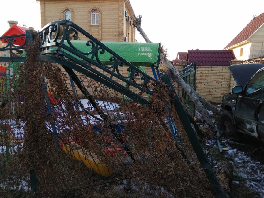 В элитном поселке города омич на иномарке разрушил забор детской площадки