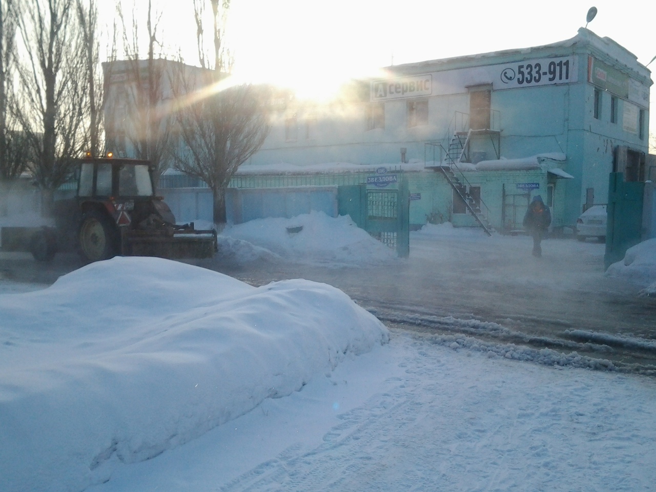 В Омске из-за крупной коммунальной аварии парализовало движение на улице Звездова