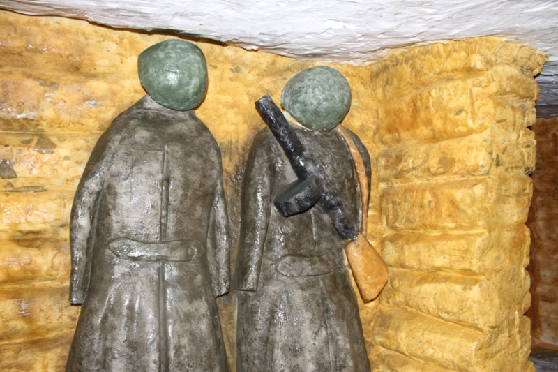 Заключенные омской колонии воссоздали ледяной городок 1942 года Заключенные омской колонии воссоздали ледяной городок 1942 года