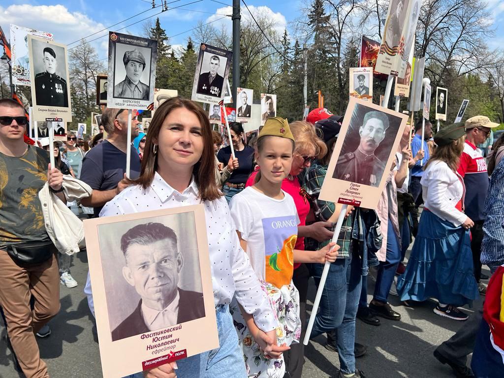 Омские единороссы почтили память родных – героев войны в шествии «Бессмертного полка» Омские единороссы почтили память родных – героев войны в шествии «Бессмертного полка»