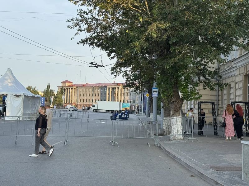 На Соборной площади в Омске разворачивают пришедших на концерт ко Дню города На Соборной площади в Омске разворачивают пришедших на концерт ко Дню города