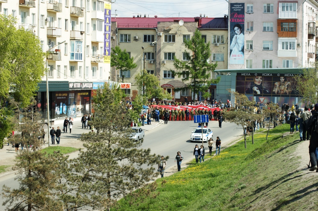 Десятки тысяч омичей встали в «Бессмертный полк» с фотографиями отцов, дедов и прадедов Десятки тысяч омичей встали в «Бессмертный полк» с фотографиями отцов, дедов и прадедов