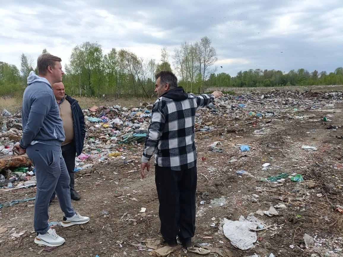 Глава омского Минприроды в контрастном образе посетил седельниковскую свалку
