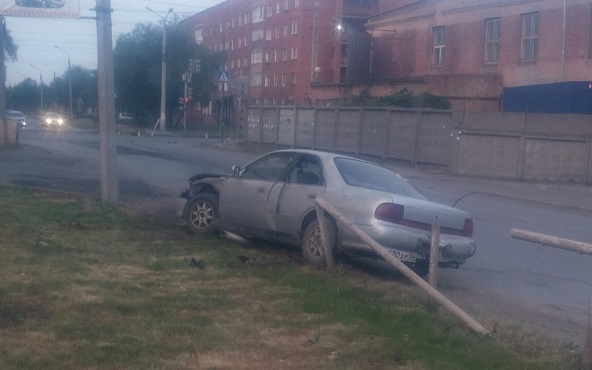 В Омске водитель иномарки ночью улетел в дорожное ограждение В Омске водитель иномарки ночью улетел в дорожное ограждение