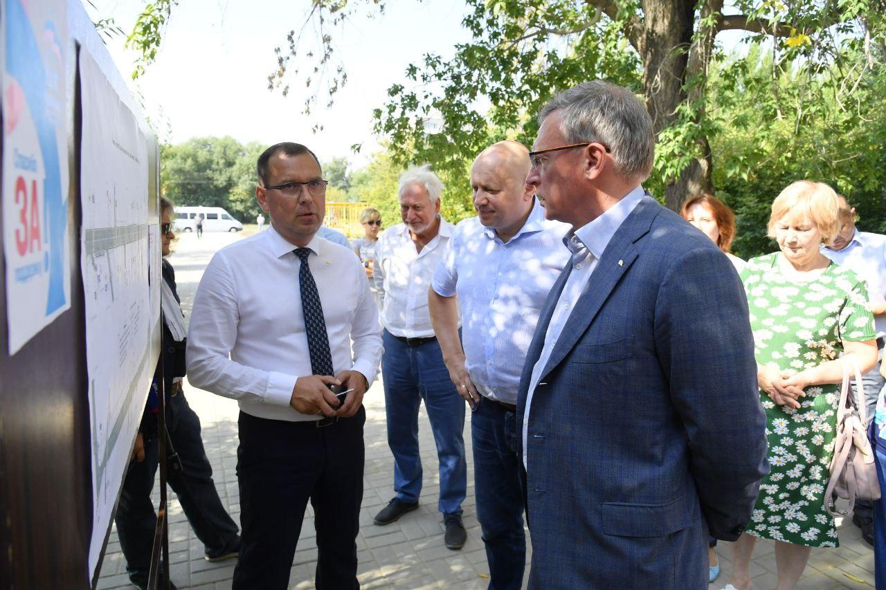 Губернатор Омской области приехал с поздравлениями на юбилей поселка Берегового Губернатор Омской области приехал с поздравлениями на юбилей поселка Берегового