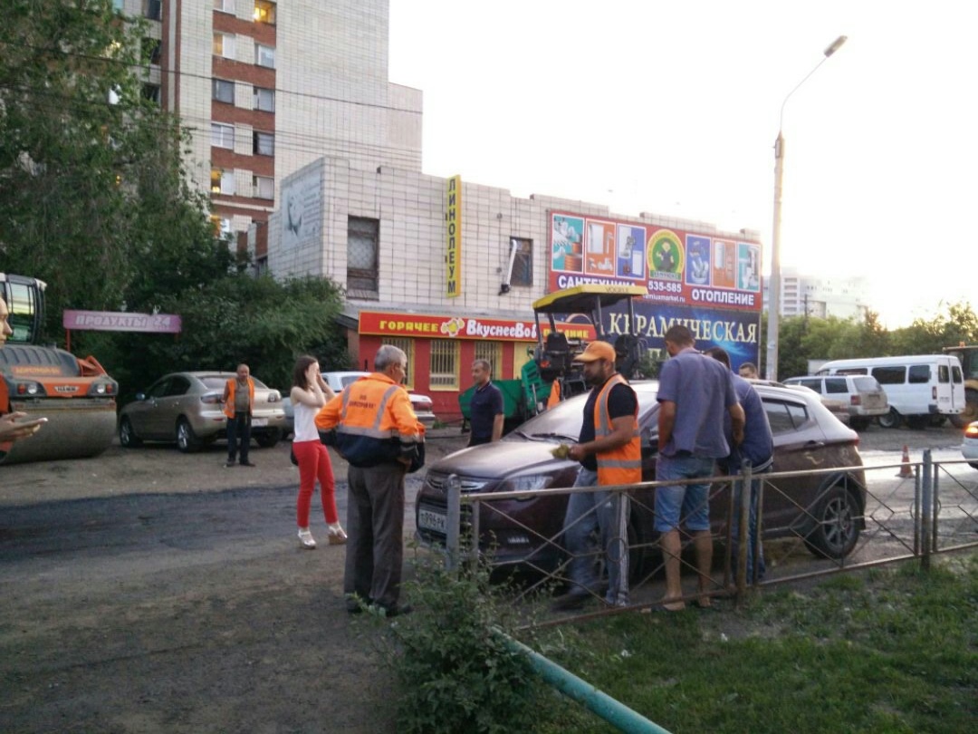 В Омске машины залили битумом В Омске машины залили битумом