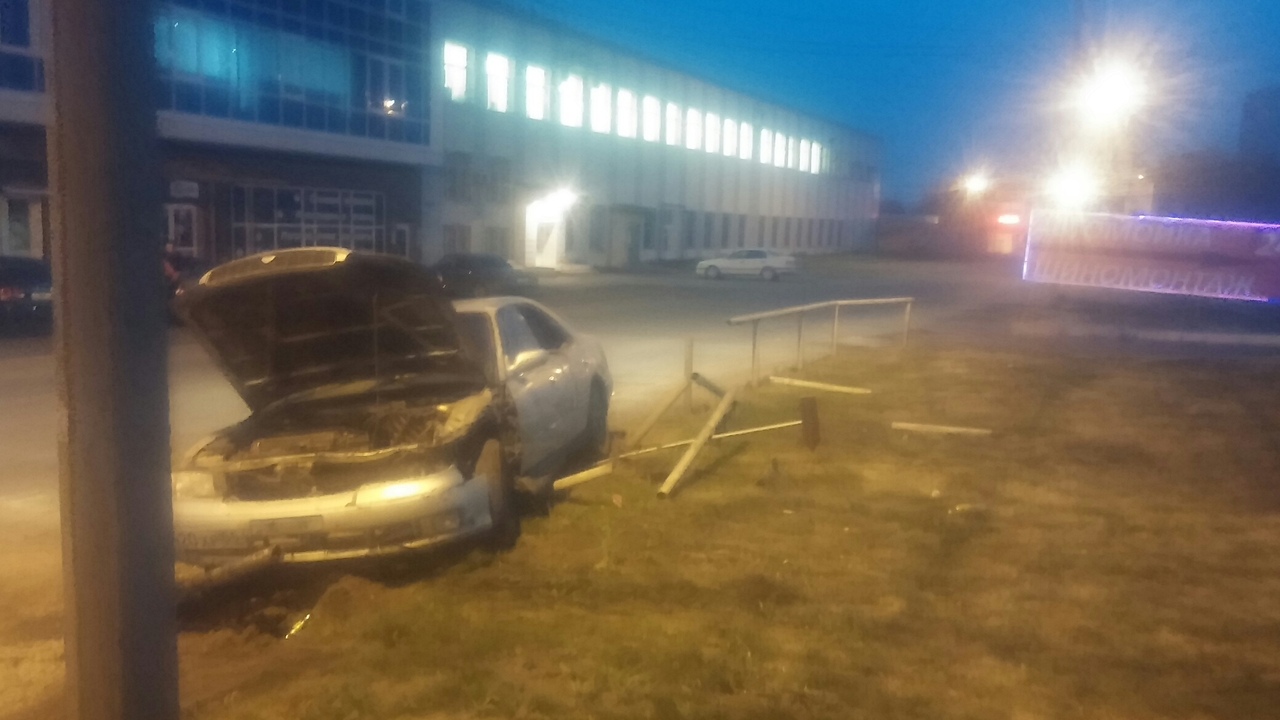 В Омске водитель иномарки ночью улетел в дорожное ограждение В Омске водитель иномарки ночью улетел в дорожное ограждение