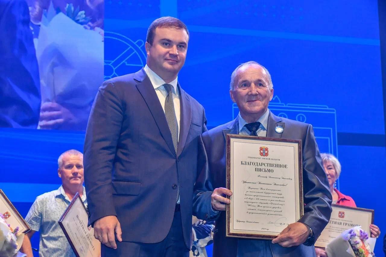 Виталий Хоценко наградил отличников «Омскоблгаза» Виталий Хоценко наградил отличников «Омскоблгаза»