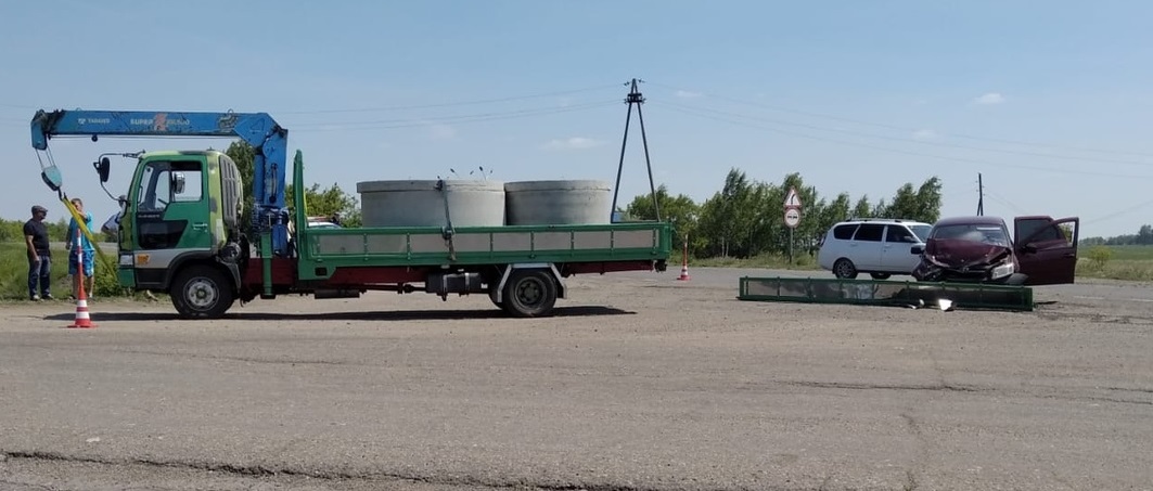 Под Омском «воровайка» с бетонными кольцами влетела в легковушку с детьми внутри Под Омском «воровайка» с бетонными кольцами влетела в легковушку с детьми внутри