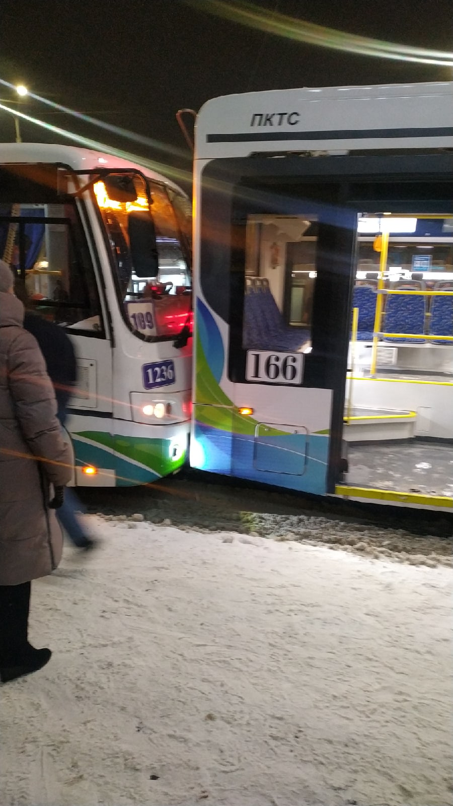 В Омске «кондуктор-стюардесса» попала в ДТП на автобусе