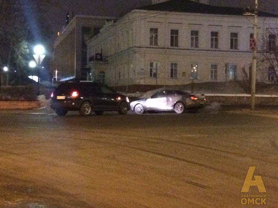 На перекрестке Ленина и Лермонтова две иномарки столкнулись и снесли столб На перекрестке Ленина и Лермонтова две иномарки столкнулись и снесли столб