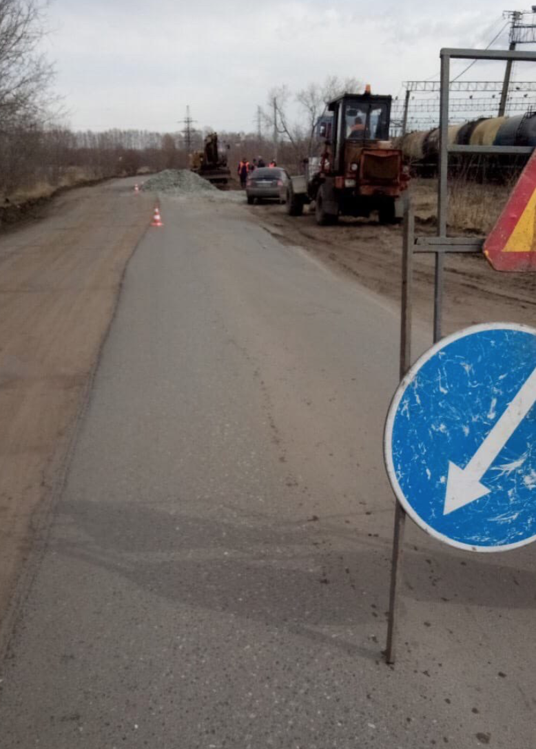 На разбитой дороге к поселку Омский застряли грузовики На разбитой дороге к поселку Омский застряли грузовики