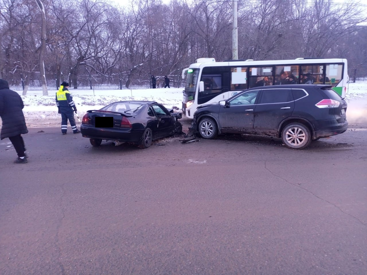 Появились фото с места крупной аварии с полным пассажиров автобусом у Телецентра в Омске Появились фото с места крупной аварии с полным пассажиров автобусом у Телецентра в Омске