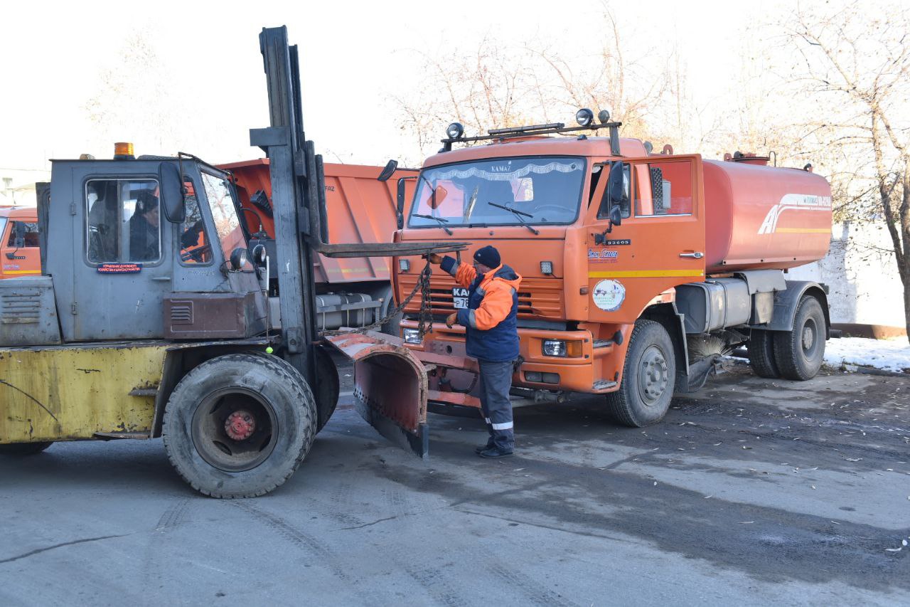 Мэр Омска Шелест оценил готовность спецтехники к зиме Мэр Омска Шелест оценил готовность спецтехники к зиме