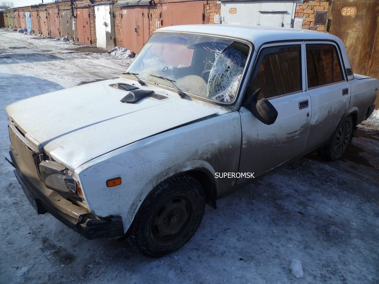 На автомобиле после ДТП с омичками на Космическом проспекте помят капот и выбито стекло На автомобиле после ДТП с омичками на Космическом проспекте помят капот и выбито стекло