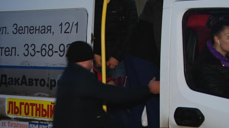 В омском микрорайоне школьники штурмом берут маршрутки, чтобы добраться на учебу В омском микрорайоне школьники штурмом берут маршрутки, чтобы добраться на учебу