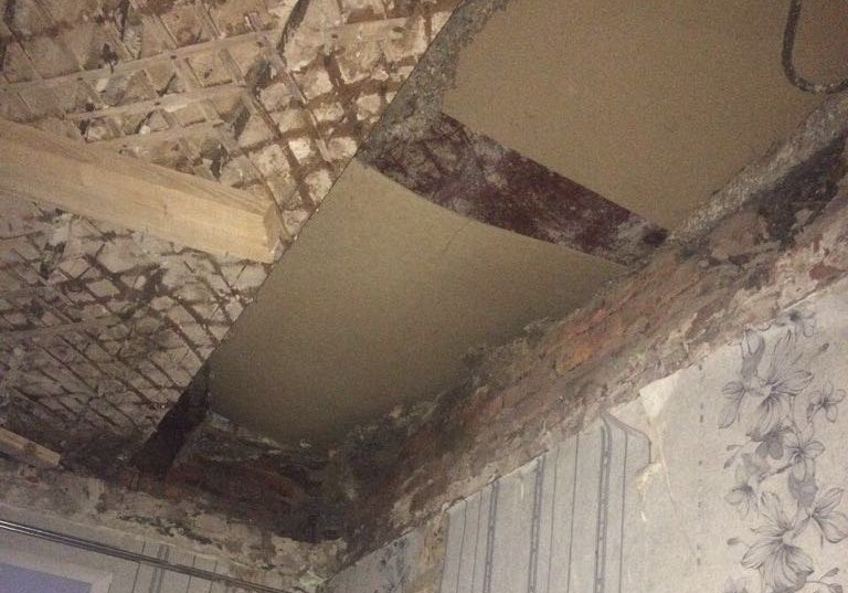 В омской квартире обрушился потолок В омской квартире обрушился потолок