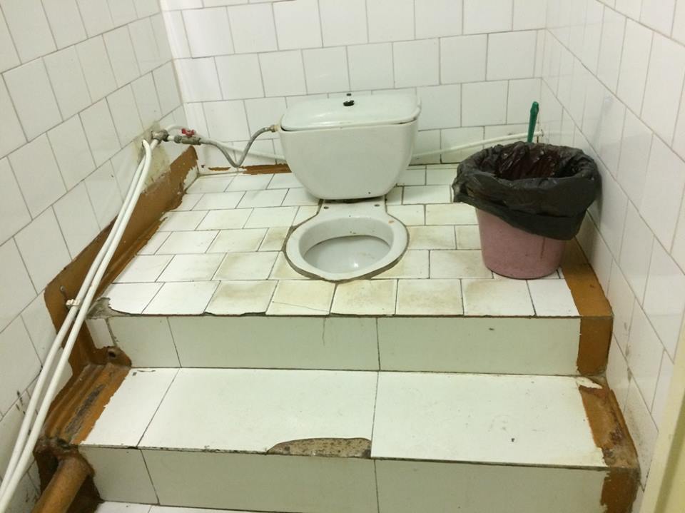 Труп в коридоре и душ, заросший волосами: пациенты рассказали об ужасах омской больницы Труп в коридоре и душ, заросший волосами: пациенты рассказали об ужасах омской больницы