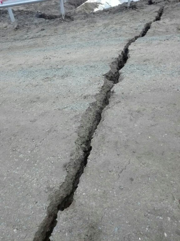 В Омской области размыло дорогу, на которую потратили десятки миллионов рублей