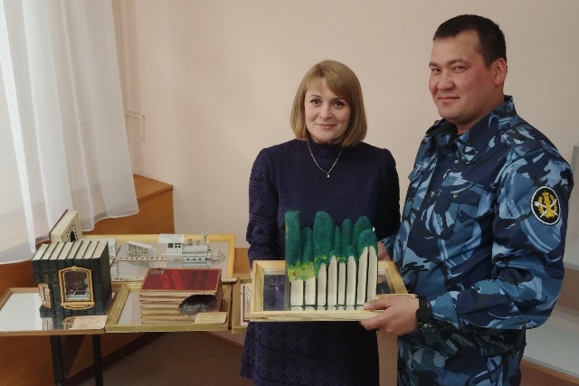 Омские заключенные нарезали книги для выставки Омские заключенные нарезали книги для выставки