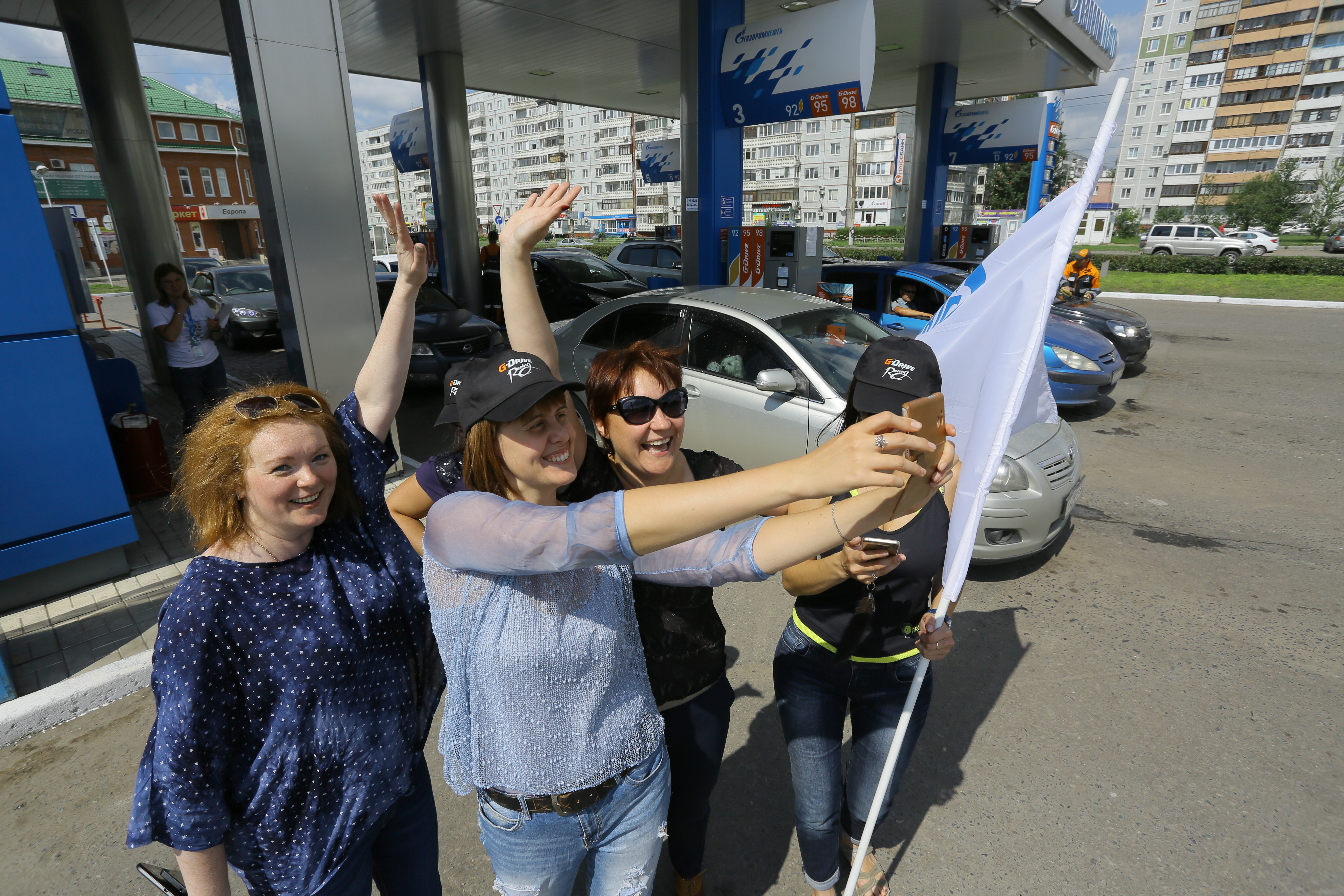 Участники автоквеста ко Дню города застали титулованного гонщика на одной из АЗС Участники автоквеста ко Дню города застали титулованного гонщика на одной из АЗС