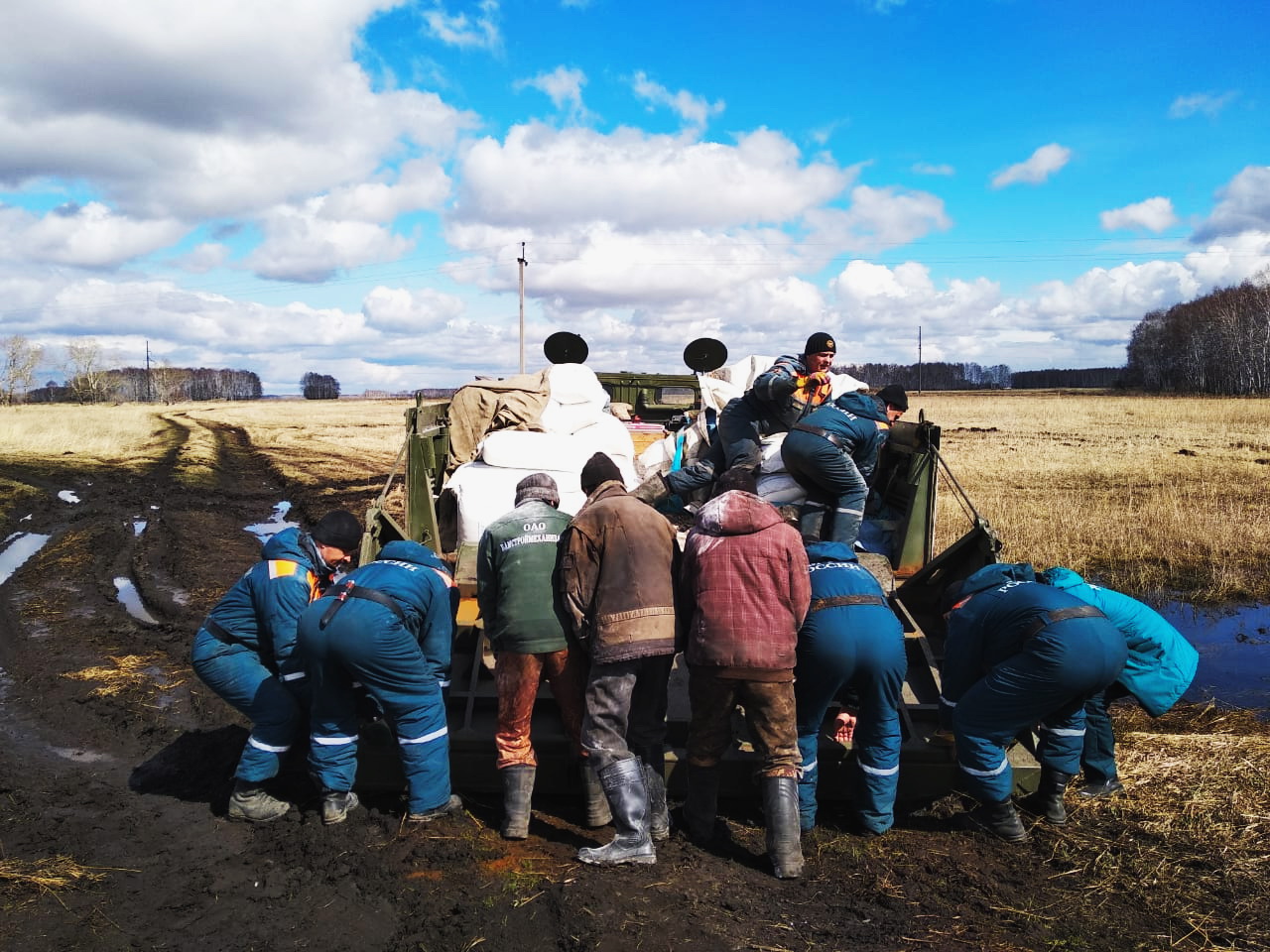 Омское МЧС взялось за бесплатную доставку продукции для частника Омское МЧС взялось за бесплатную доставку продукции для частника