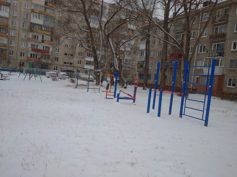 Благодаря депутату Дмитрию Саханю в омских дворах появились спортивные тренажеры Благодаря депутату Дмитрию Саханю в омских дворах появились спортивные тренажеры