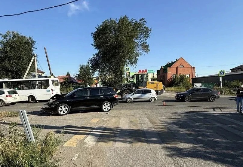 Появились кадры с места жесткого столкновения внедорожника и скорой в Омске Появились кадры с места жесткого столкновения внедорожника и скорой в Омске