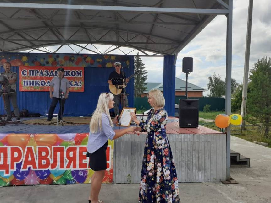 Депутат Инна Гомолко поздравила жителей поселка «Николаевка» с Днем города Депутат Инна Гомолко поздравила жителей поселка «Николаевка» с Днем города