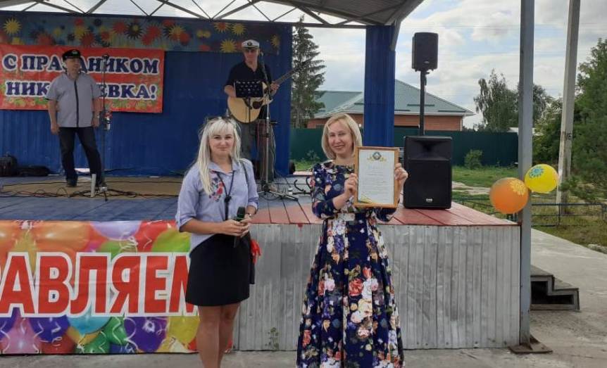 Депутат Инна Гомолко поздравила жителей поселка «Николаевка» с Днем города Депутат Инна Гомолко поздравила жителей поселка «Николаевка» с Днем города