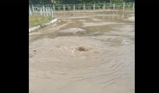 Омич анонсировал и снял на видео «фонтан» у горсовета Омич анонсировал и снял на видео «фонтан» у горсовета