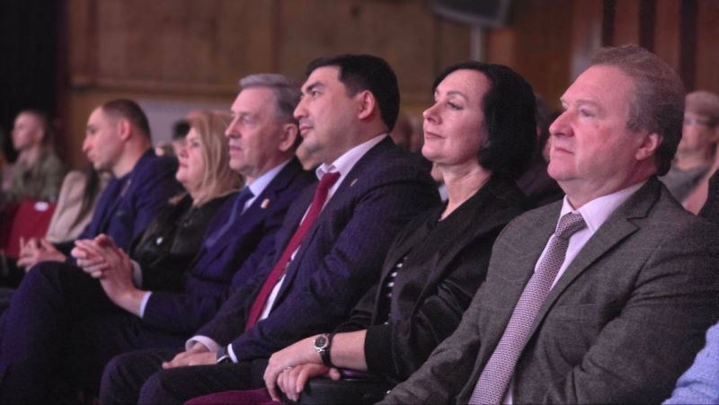 Александр Артемов вручил омскому бойцу ключи от автомобиля для нужд СВО Александр Артемов вручил омскому бойцу ключи от автомобиля для нужд СВО
