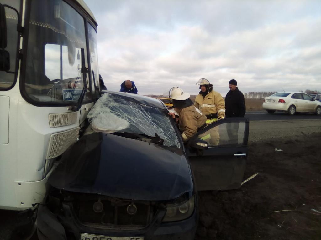 Под Омском пассажирский автобус смял легковушку: есть пострадавшие – фото Под Омском пассажирский автобус смял легковушку: есть пострадавшие – фото