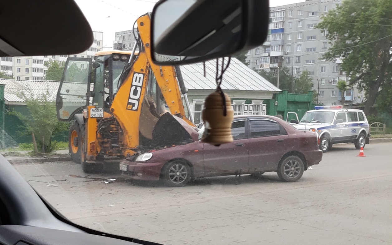 На Омской иномарка влетела в ковш экскаватора - ФОТО, ВИДЕО