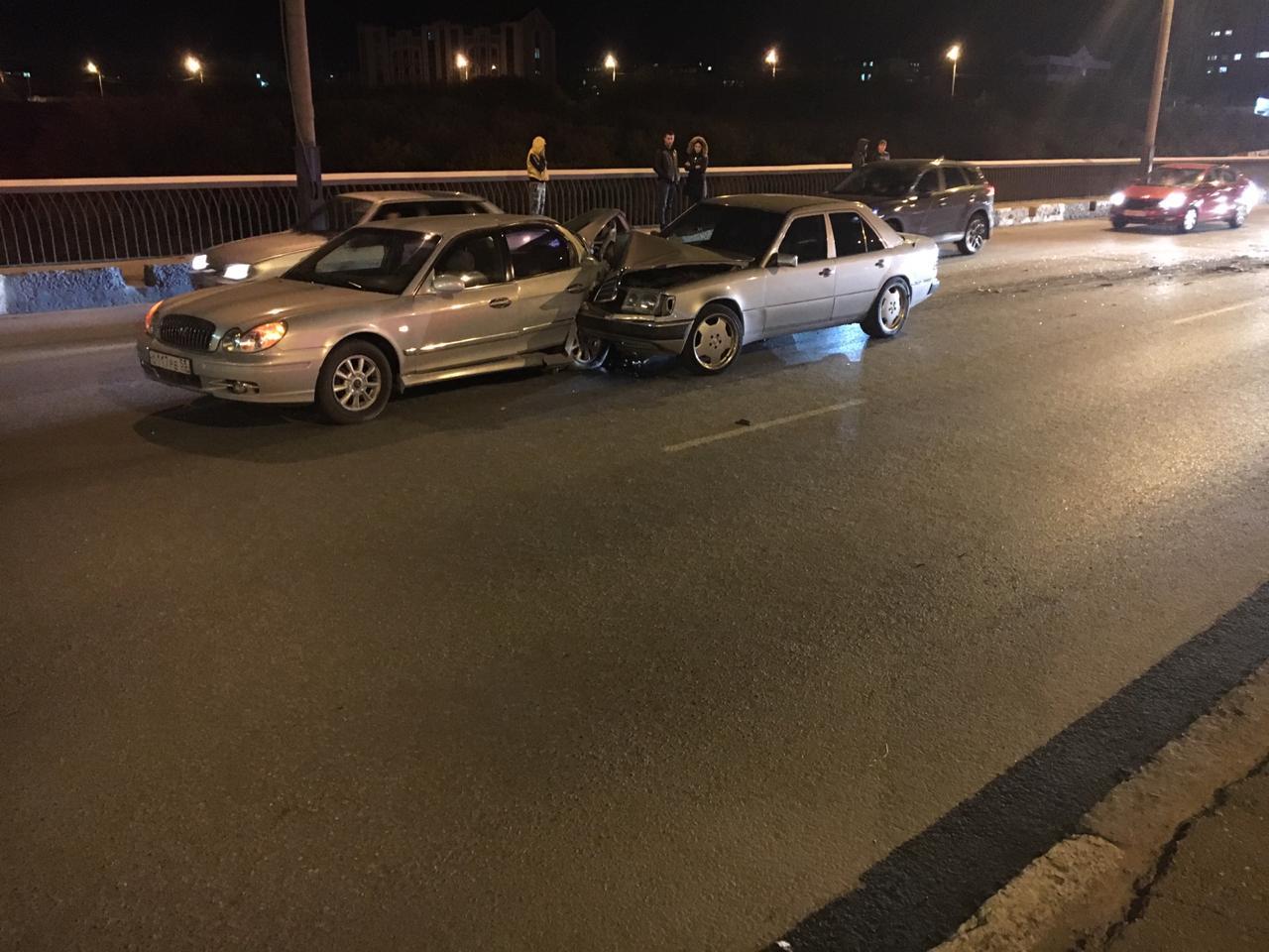 На мосту у «Триумфа» Mercedes мощно врезался в стоявшую иномарку с детьми На мосту у «Триумфа» Mercedes мощно врезался в стоявшую иномарку с детьми