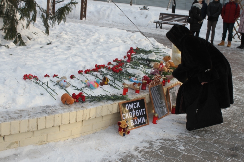 В Омске почтили память жертв трагедии в Магнитогорске В Омске почтили память жертв трагедии в Магнитогорске