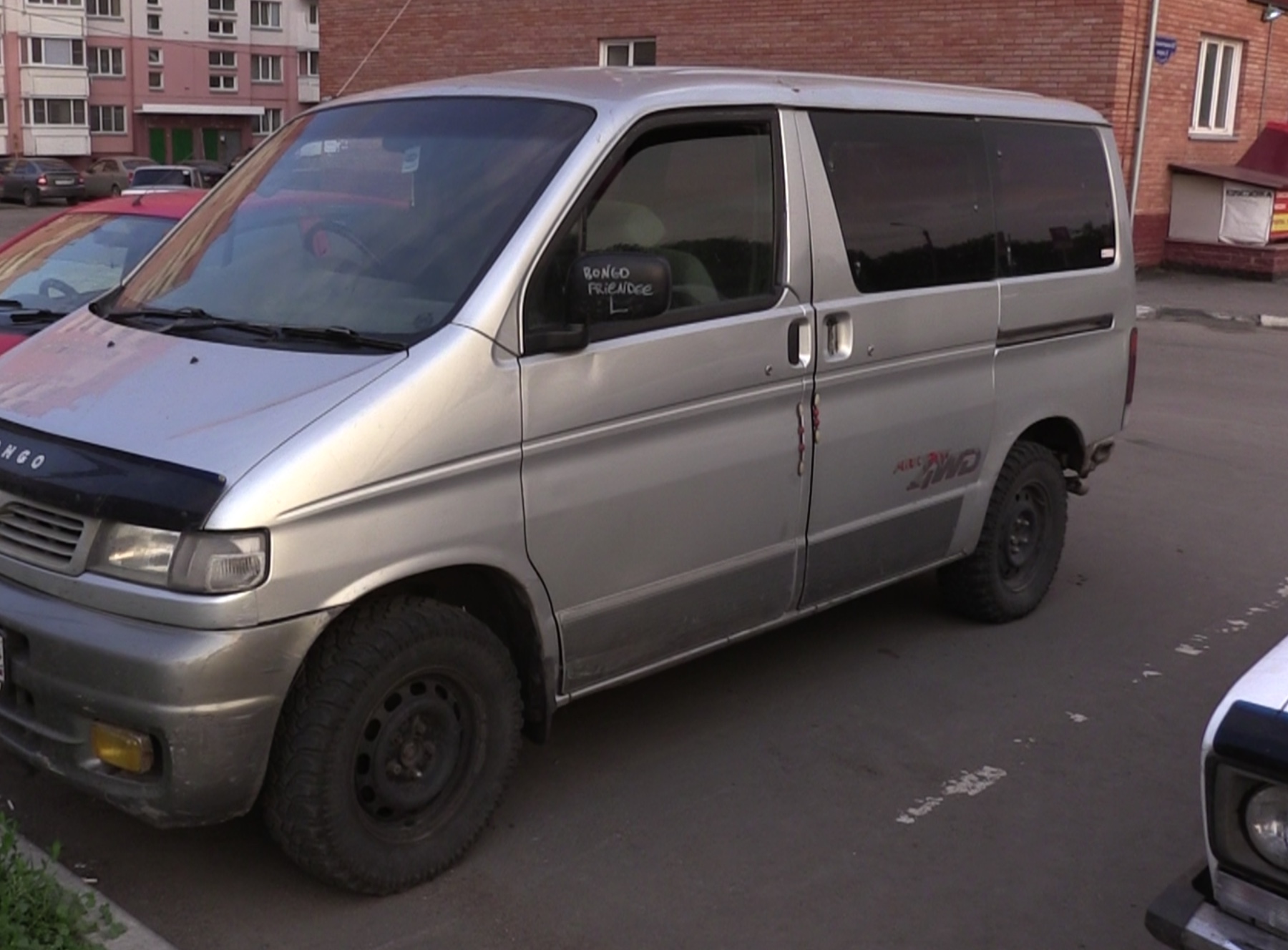 Омич уже месяц держит лабрадора в раскаленной от жары машине