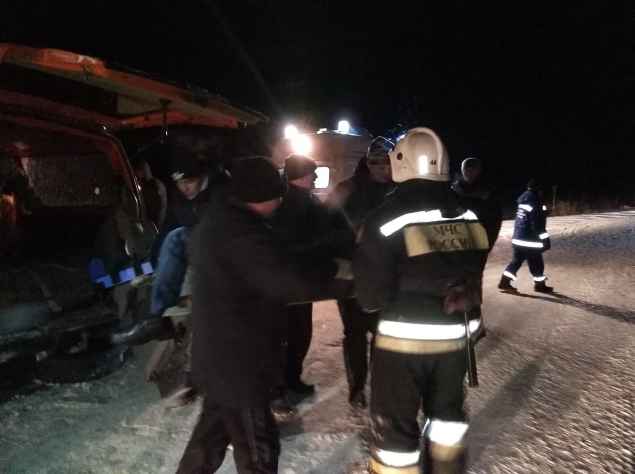 Появились фотографии крупной аварии с зажатыми в машине людьми на трассе Омской области Появились фотографии крупной аварии с зажатыми в машине людьми на трассе Омской области