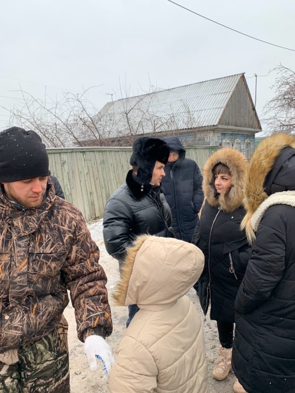 В Омске спасли умирающую сбитую собаку, которая застряла в трубе