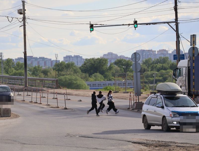 В Омске подростки устроили опасные игры на мосту у Телецентра В Омске подростки устроили опасные игры на мосту у Телецентра