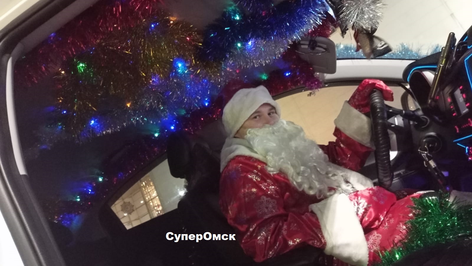 В Омске таксист-Дед Мороз радует пассажиров вопреки недовольству ГИБДД В Омске таксист-Дед Мороз радует пассажиров вопреки недовольству ГИБДД