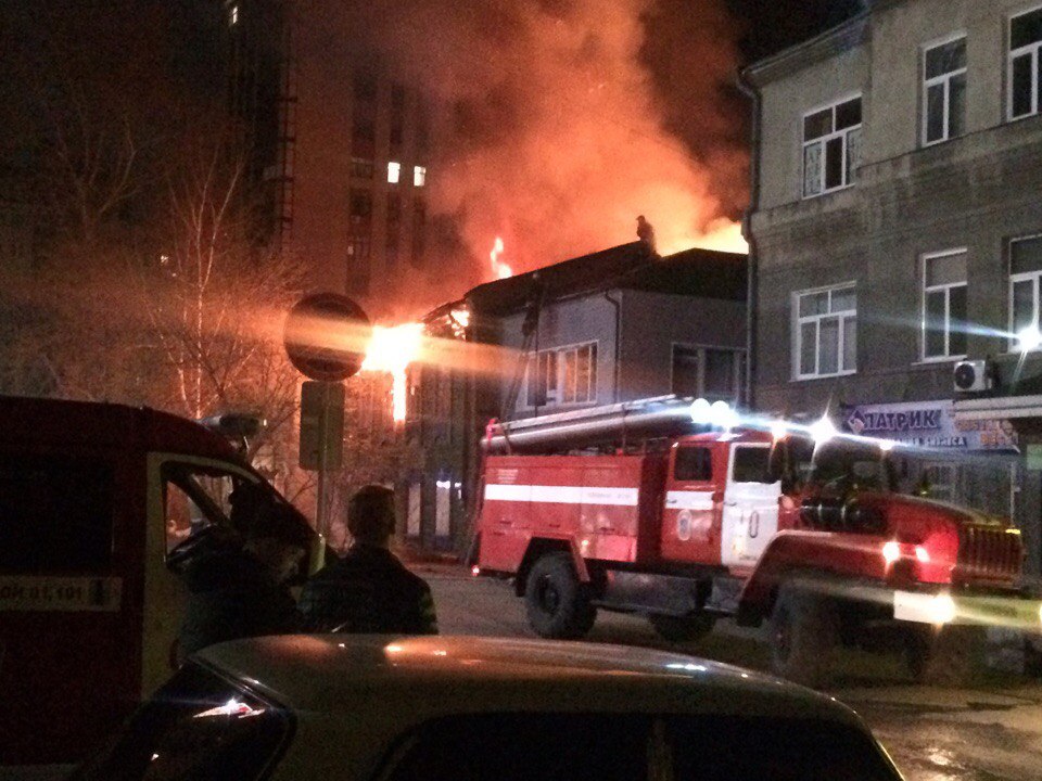 На Учебной в Омске полыхала мешавшая застройщику двухэтажка - видео