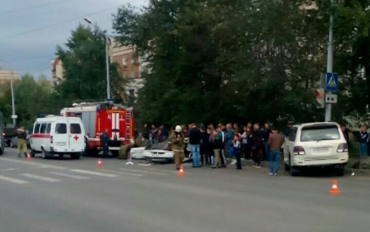 В Омске в результате ДТП расплющило «Ладу» с водителем В Омске в результате ДТП расплющило «Ладу» с водителем